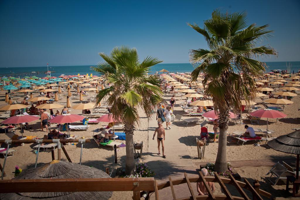 Hotel Aurea Rimini Buitenkant foto