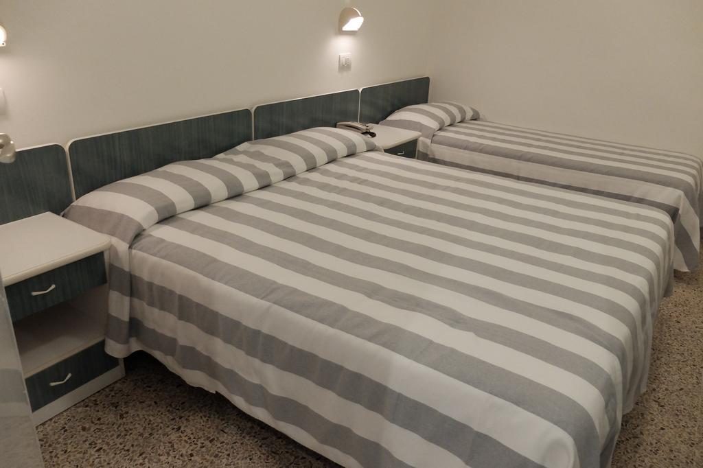 Hotel Aurea Rimini Buitenkant foto